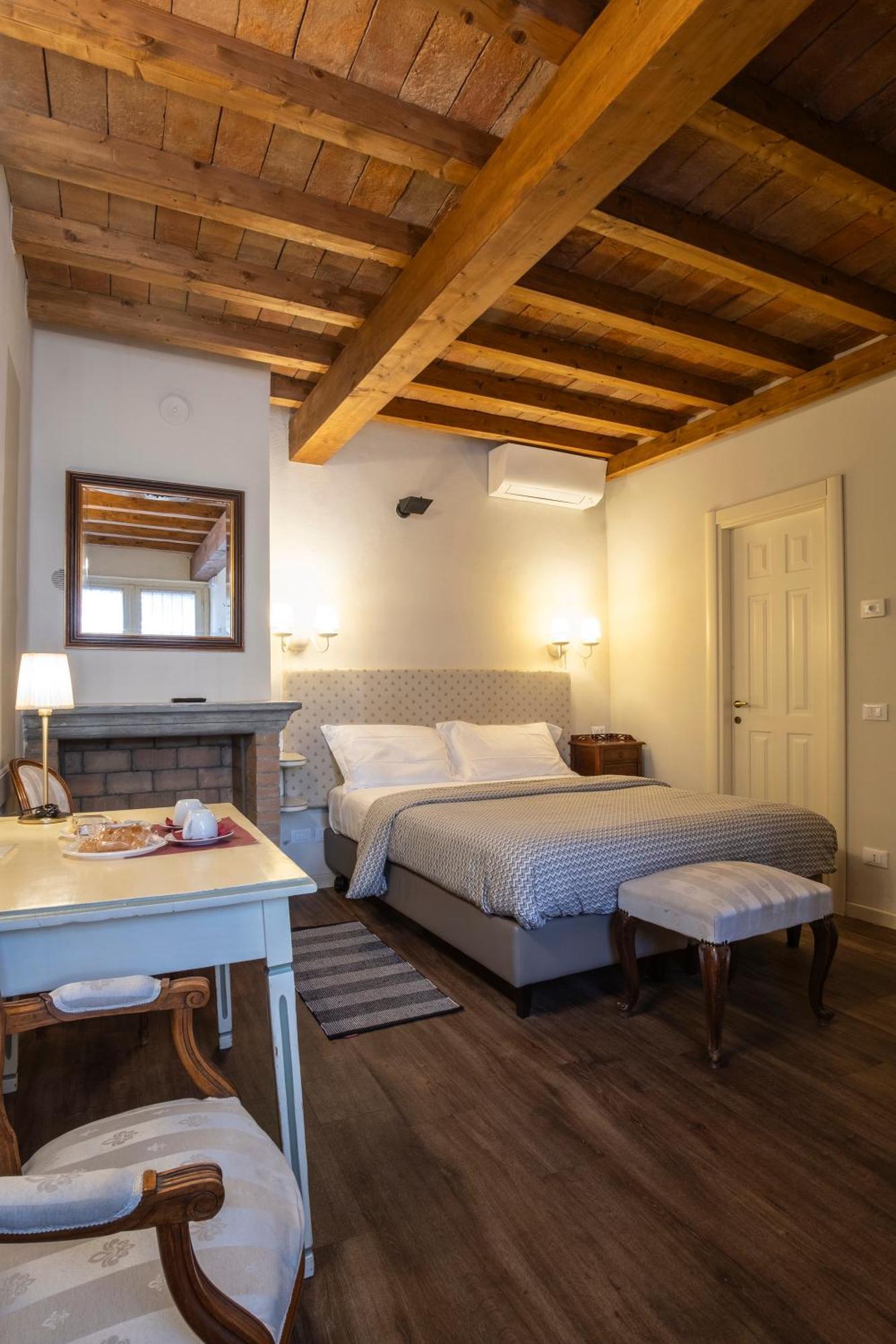 Hotel Il Cortiletto Plasencia Exterior foto
