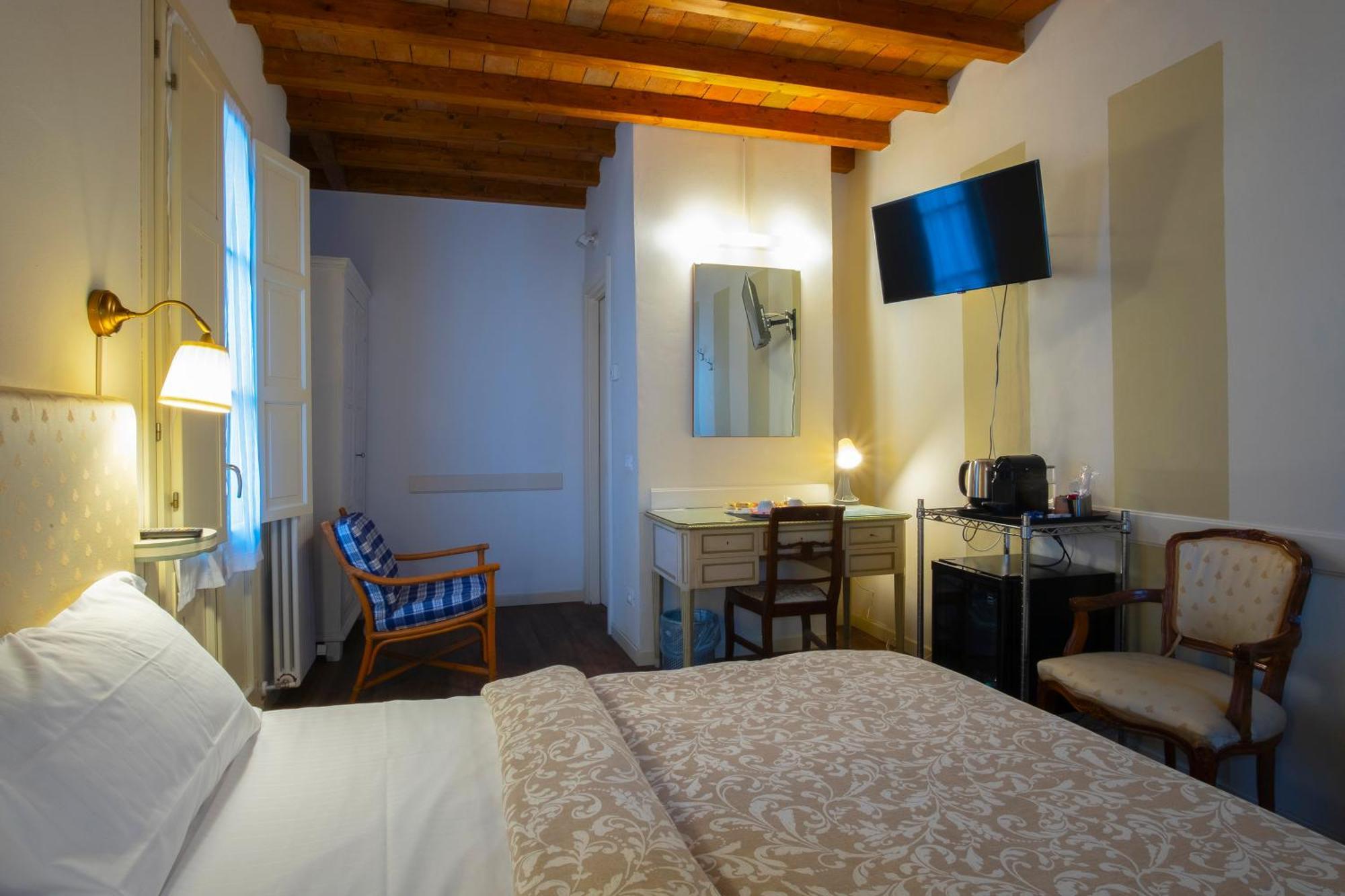 Hotel Il Cortiletto Plasencia Exterior foto