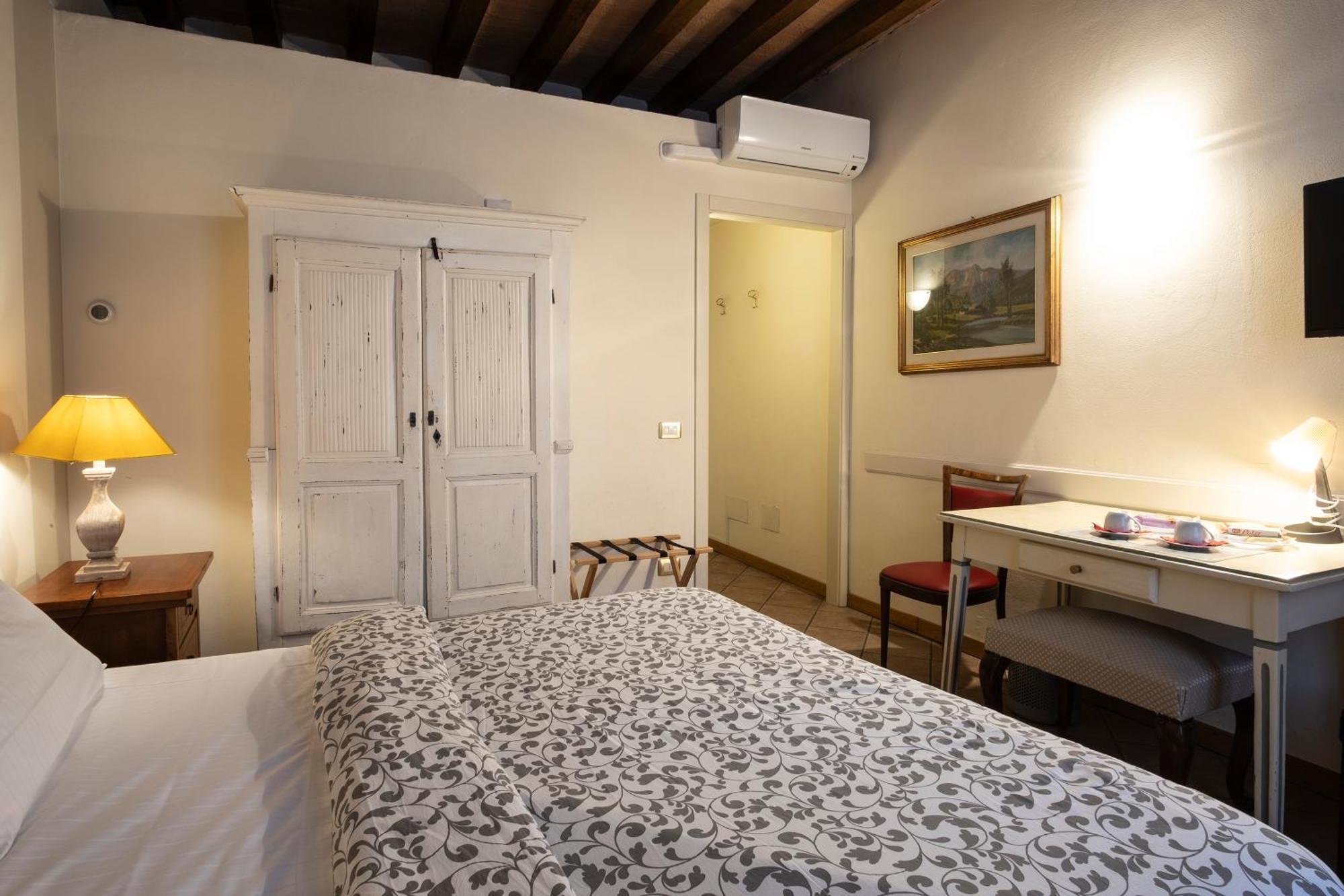 Hotel Il Cortiletto Plasencia Exterior foto